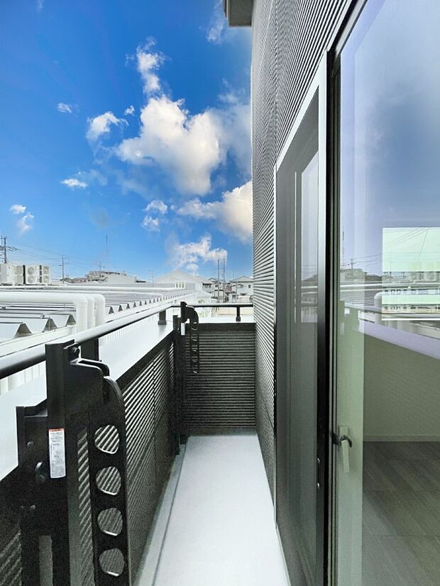 【バルコニー】暖かな陽光が降り注ぐバルコニーはお洗濯におすすめ。爽やかな風も心地よいです。 