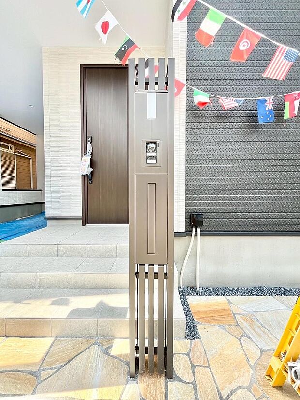 【その他現地】表札・インターホン・ポストをひとつに集約。エントランスになじむシンプルデザイン。