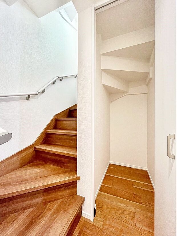 【階廊下収納】掃除道具や季節の小物を収納することができます。