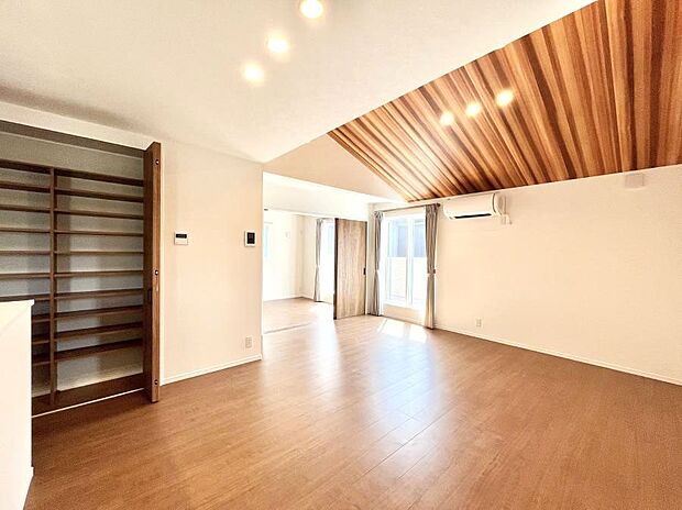 【リビングダイニング】明るい陽光が注ぎ、寛ぎの雰囲気に満たされるリビング・ダイニング。 