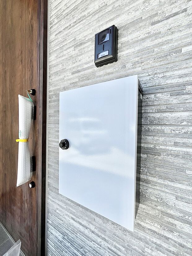 【その他現地】シンプルデザインのポスト。