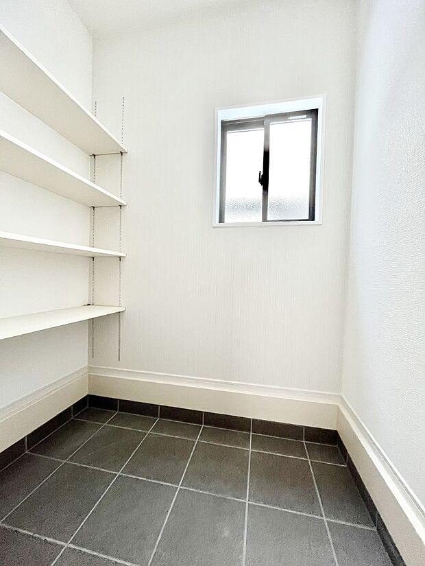 【収納】シューズインクローク付き！雨具やベビーカーも置けます。