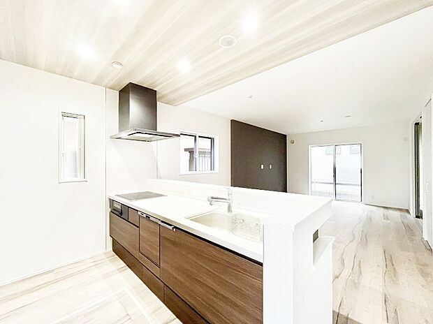 【ダイニングキッチン】料理をしながらご家族との会話を楽しめる対面カウンターキッチン