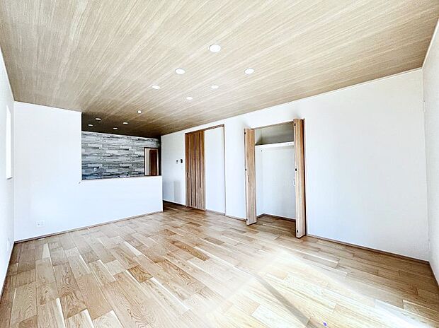 【リビングダイニング】ナチュラルテイストの優しく柔らかい色使いのフローリングが素敵なリビングですね。