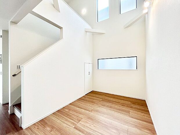 【その他内観】吹抜けが開放感をもたらしてくれる明るい空間