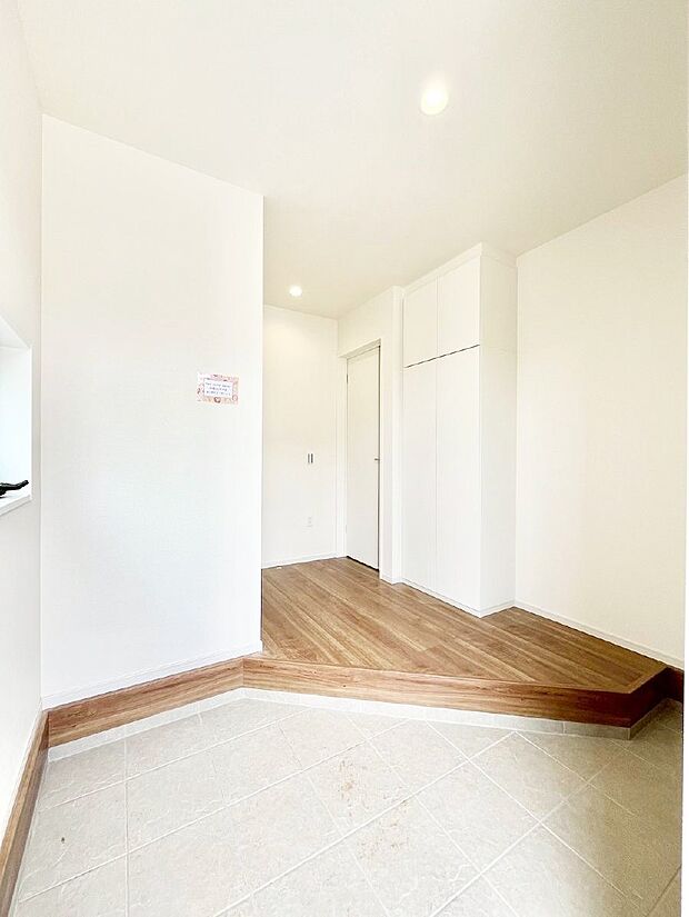 【玄関】家族の帰宅やお客様をあたたかく迎える玄関