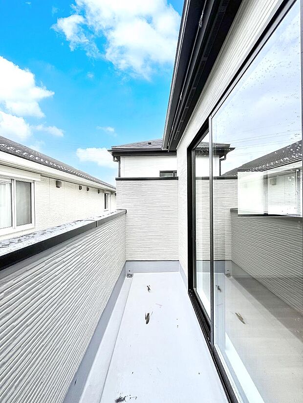 【バルコニー】南向きのバルコニー！ご家族の洗濯物はもちろん、お布団もたっぷり干せます！