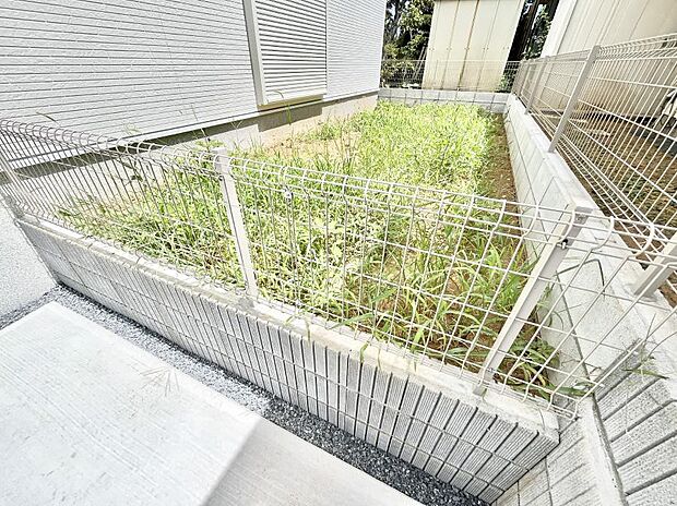 【庭】ガーデニングや家庭菜園も楽しめるお庭付き。  