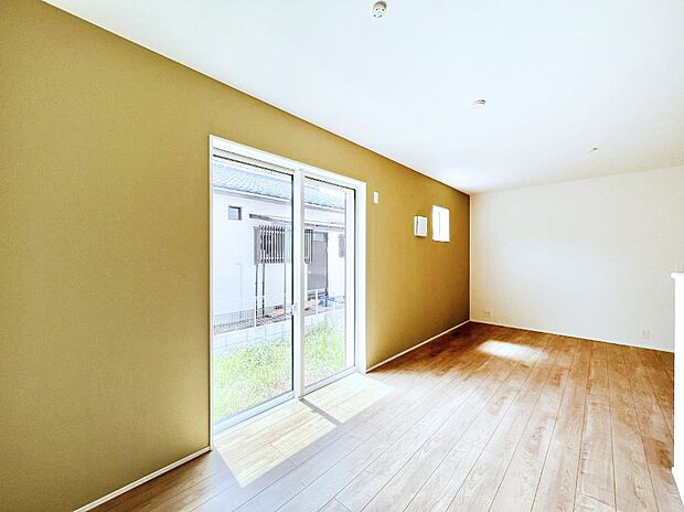 【ダイニング】日当たりの良いリビング。お気に入りのグリーンを飾れば更に心地よさがアップ！