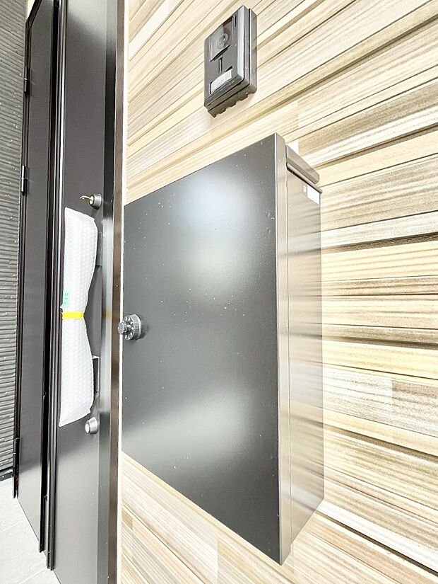 【その他現地】シンプルデザインのポスト。