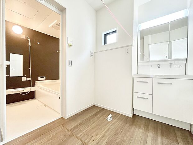 【ランドリースペース】窓のある明るいランドリースペース