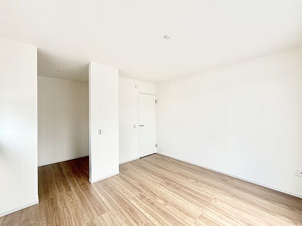 【寝室】収納が充実しているので居住スペースを広々使えます  