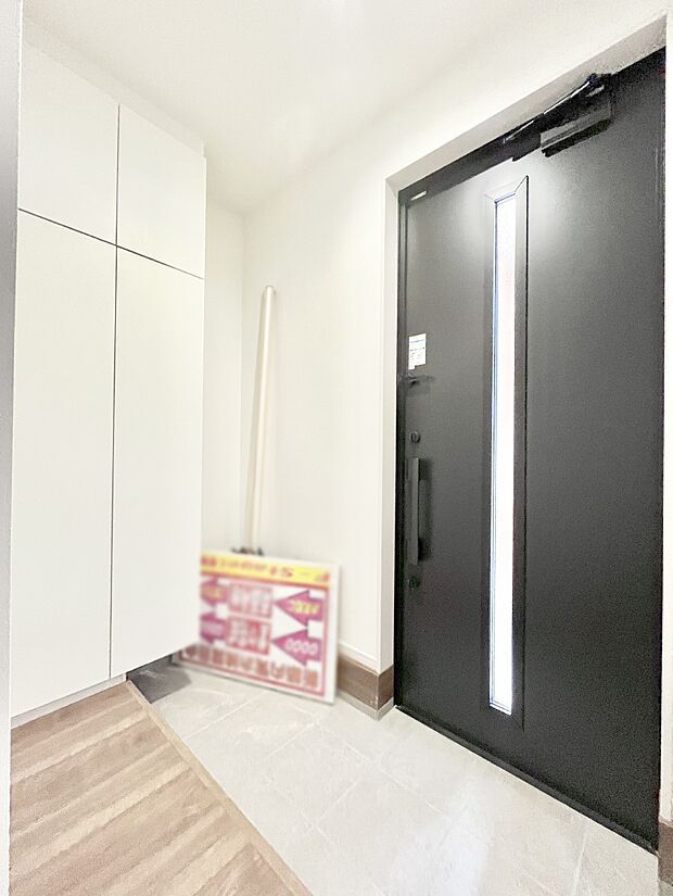 【玄関】家族の帰宅やお客様をあたたかく迎える玄関