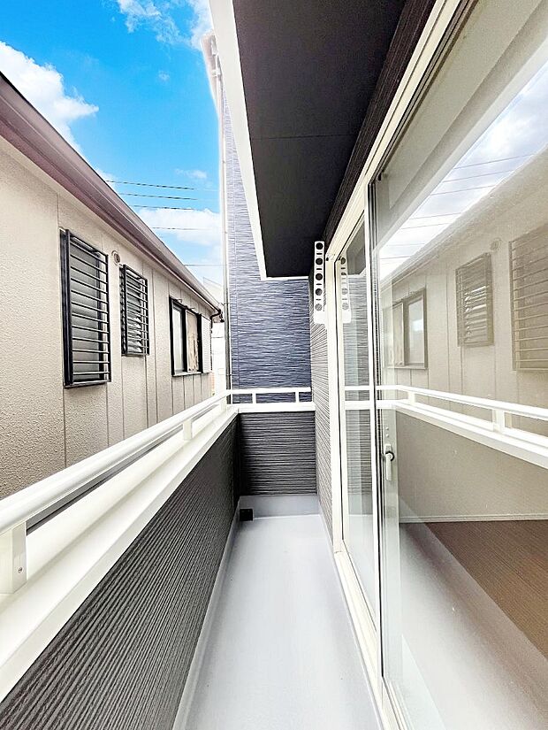 【バルコニー】広々バルコニーでお洗濯物が気持ちよく乾きます。  