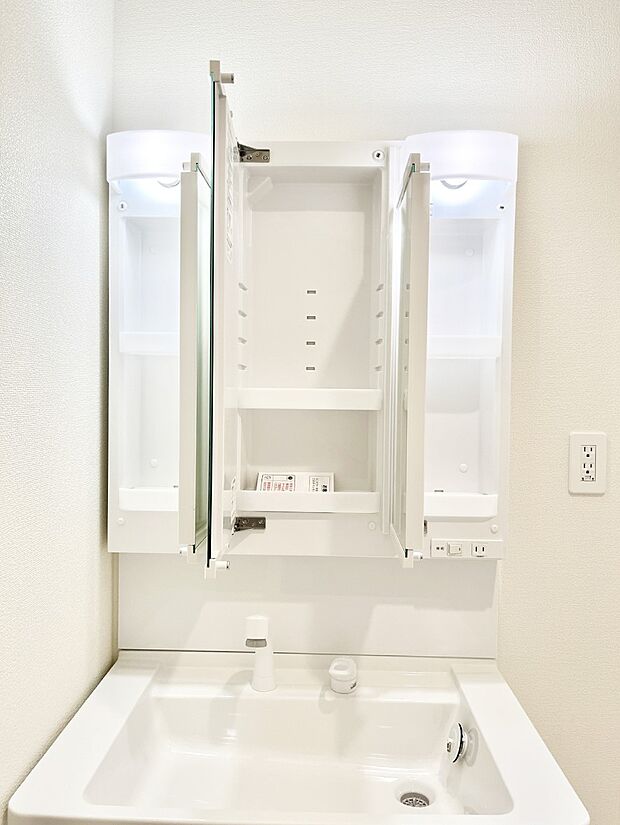 【三面鏡裏収納】三面鏡の裏に、化粧品や衛生用品などを収納可能。洗面台をすっきりと保ちます!