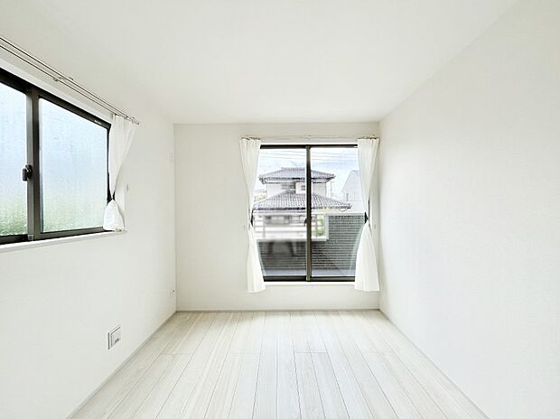 【寝室】明るいバルコニーサイドに洋室を設置。目覚めの良い寝室に