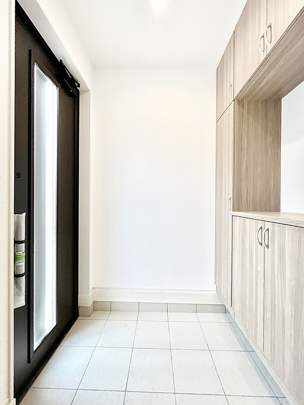 【玄関】散らかりがちな玄関もスッキリの玄関収納付