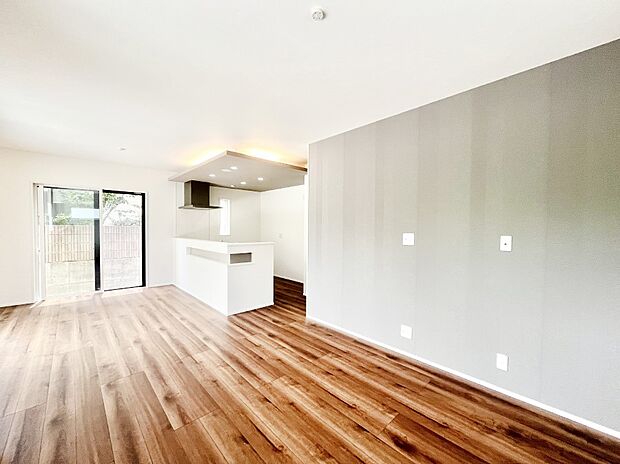 【リビングダイニング】明るい陽光が注ぎ、寛ぎの雰囲気に満たされるリビング・ダイニング。   