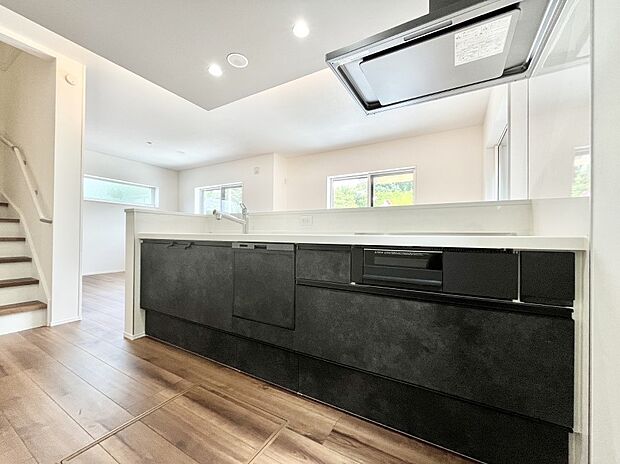 【ダイニングキッチン】料理をしながらご家族との会話を楽しめる対面カウンターキッチン    