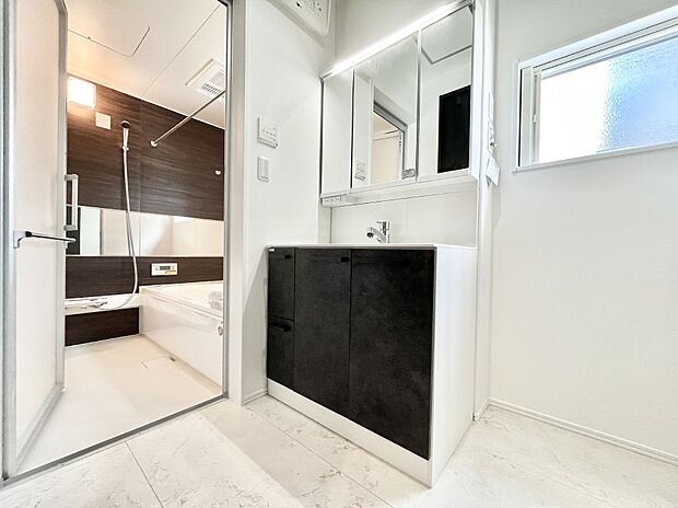 【脱衣場】身支度もスムーズにおこなえる脱衣場      