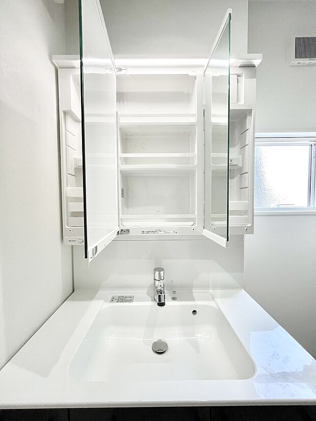 【三面鏡裏収納】三面鏡の裏に、化粧品や衛生用品などを収納可能。洗面台をすっきりと保ちます！