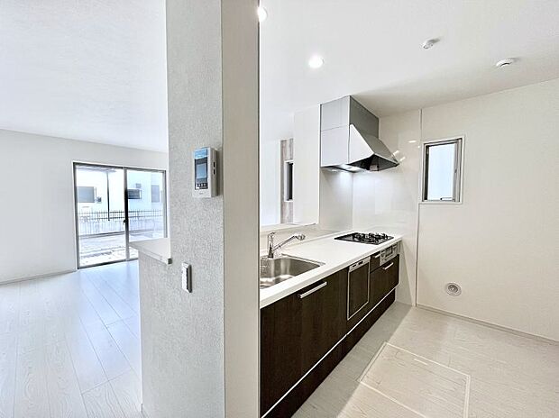 【ダイニングキッチン】カウンター越しに楽しいおしゃべり。いつものお料理がもっと美味しくなりそうですね。 