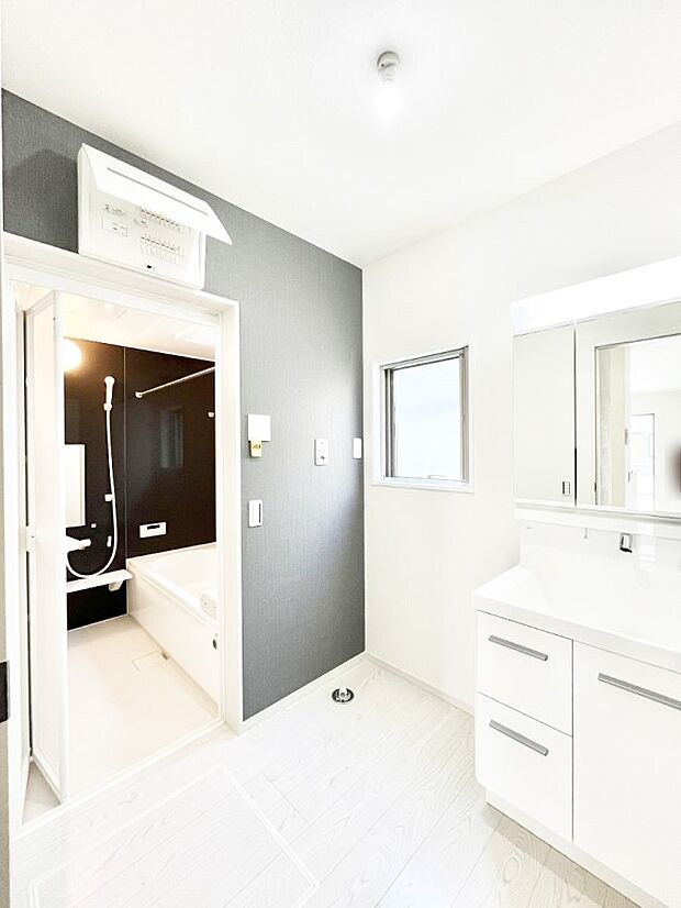 【脱衣場】清潔感ある洗面化粧室で朝の身支度も快適