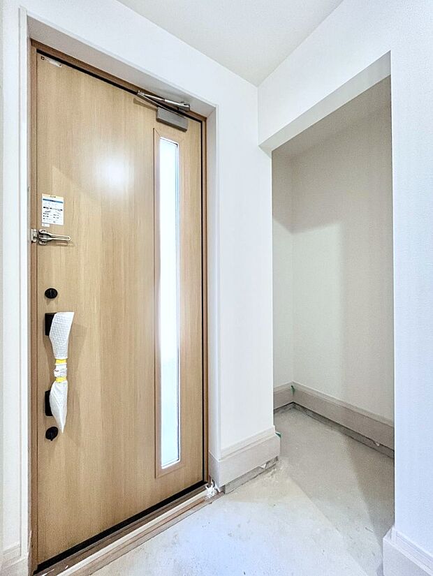 【玄関】土間収納のついた収納力豊富な玄関。明るい玄関はお客様をお出迎えするのにぴったりです！