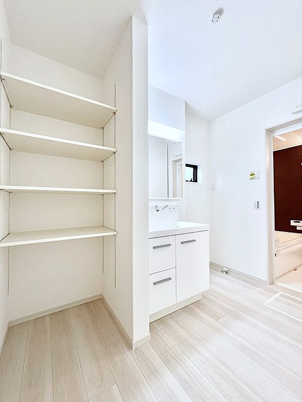 【脱衣場】清潔感ある洗面化粧室で朝の身支度も快適