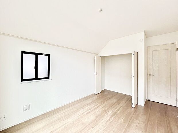 【寝室】収納が充実しているので居住スペースを広々使えます