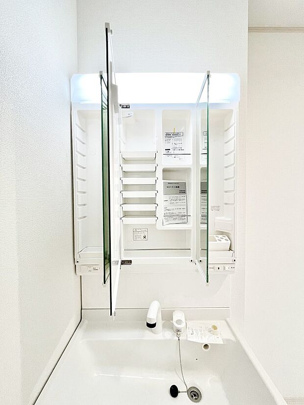 【三面鏡裏収納】三面鏡の裏に、化粧品や衛生用品などを収納可能。洗面台をすっきりと保ちます！