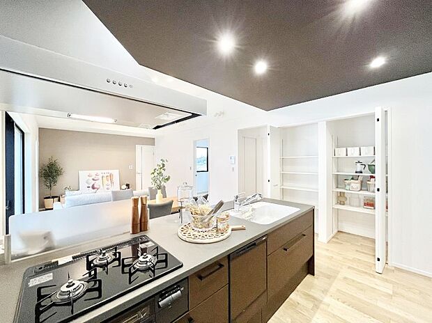 【ダイニングキッチン】料理をしながらでもご家族との会話を楽しめる対面キッチン