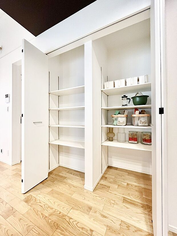 【パントリー】キッチンにはパントリー！食材のストックはもちろん、日用品の収納など使い方はいろいろ！