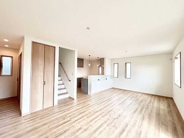 【リビングダイニング】落ち着いた雰囲気のＬＤＫは家族みんなの快適空間  