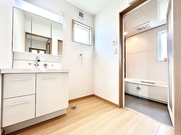 【脱衣場】清潔感のある快適空間です。毎日の身支度も気持ち良くお使い頂けます。 