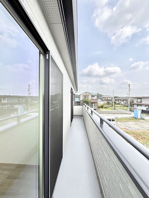 【バルコニー】暖かな陽光が降り注ぐバルコニーはお洗濯におすすめ。爽やかな風も心地よいです。 