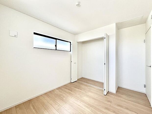 【寝室】収納が充実しているので居住スペースを広々使えます  