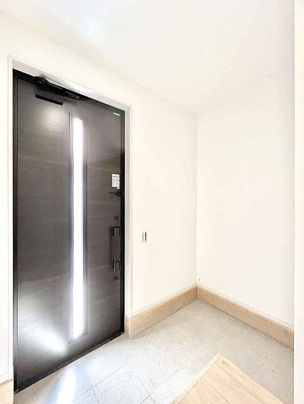 【玄関】明るい玄関はお客様をお出迎えするのにぴったりです！