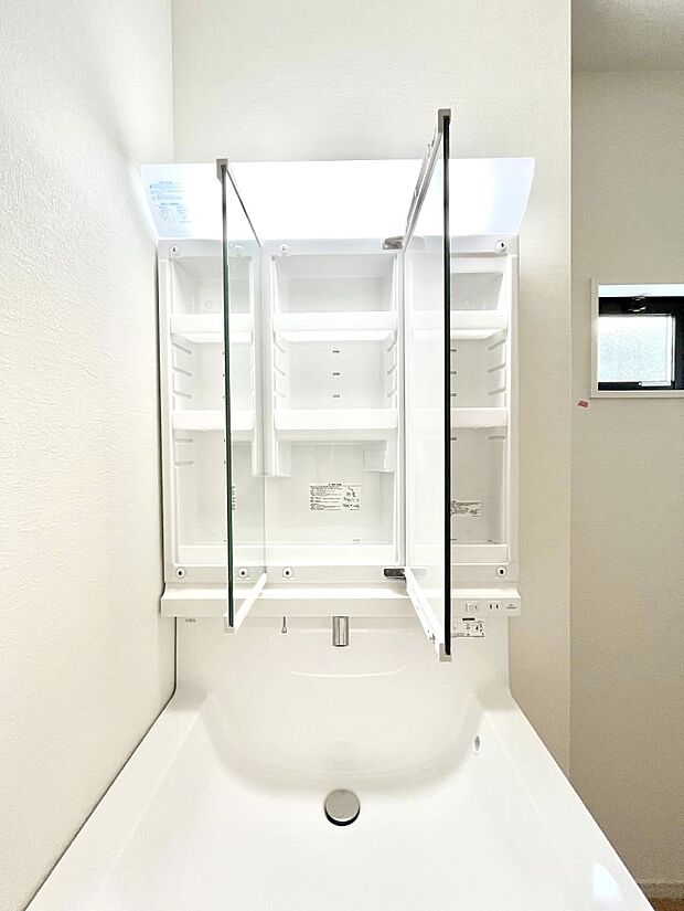 【三面鏡裏収納】三面鏡の裏に、化粧品や衛生用品などを収納可能。洗面台をすっきりと保ちます！