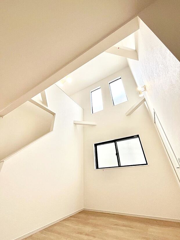 【吹き抜け】明るい日差しが差し込む吹き抜け設計