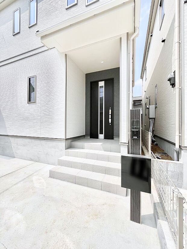 【玄関】玄関前は雨が降っても濡れにくい屋根付き