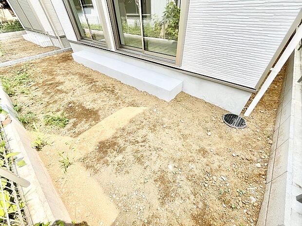 【庭】プランターを並べて季節のお花を楽しめるお庭付き。