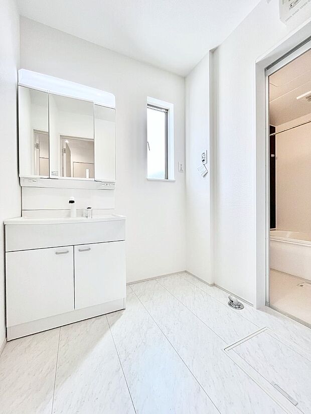 【脱衣場】小窓がついているので湿気の多い場所でも換気が十分行えます。毎日の身支度を気持ち良く！