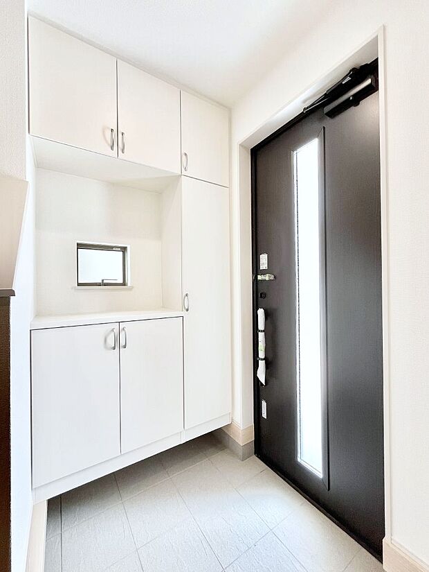 【玄関】飾り棚を利用して、お越しいただくお客様をおもてなしできます。