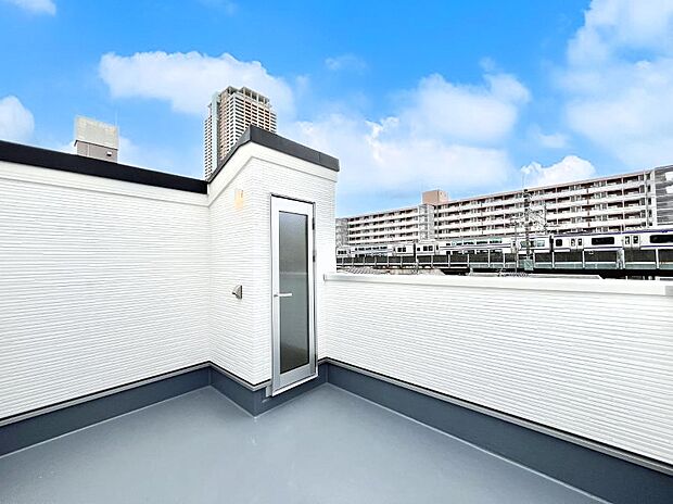 【バルコニー】開放感あるルーフバルコニー