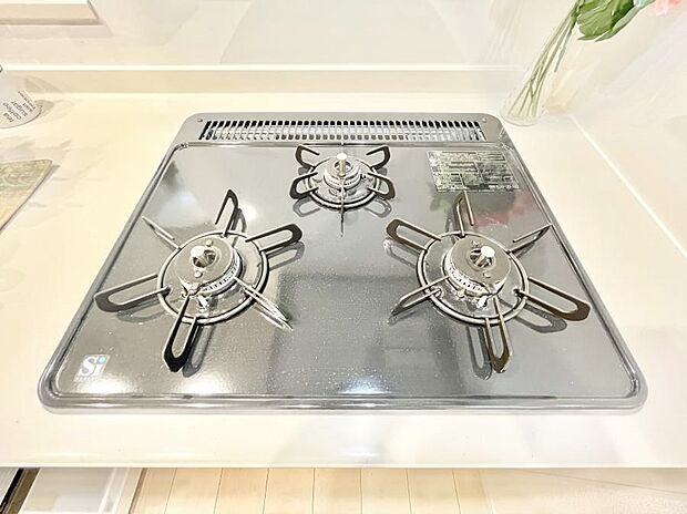 【三ツ口コンロ】三口ガスコンロでお料理が一気にはかどりそう。  