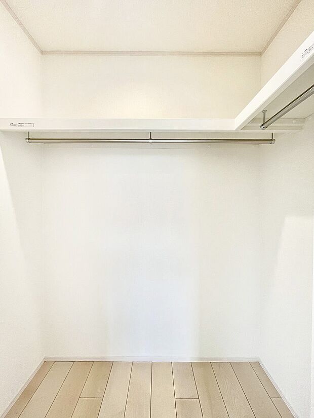 【ウォークインクローゼット】ウォークインクローゼット付きで生活空間を広く利用できます。