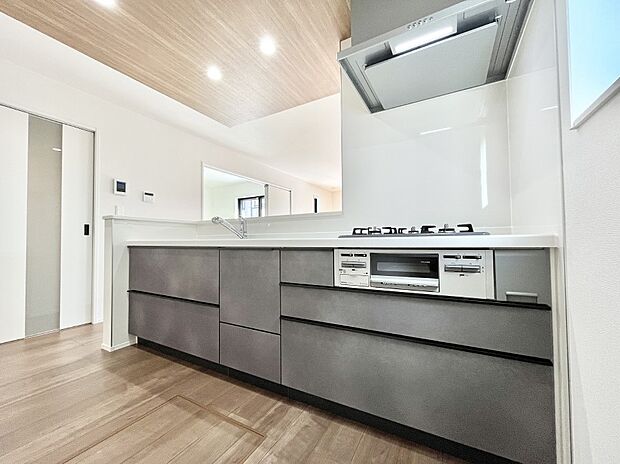 【ダイニングキッチン】料理をしながらでもご家族との会話を楽しめる対面キッチン