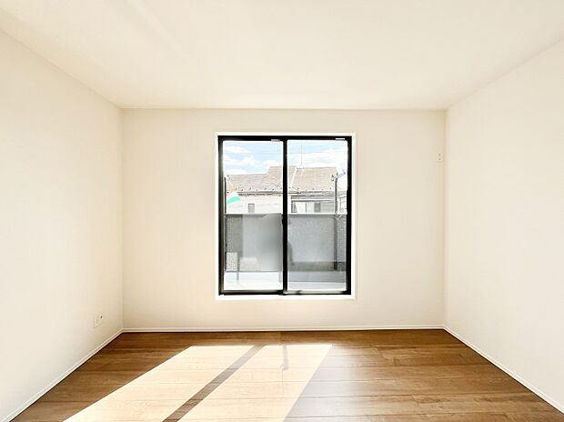 【寝室】明るいバルコニーサイドに洋室を設置。目覚めの良い寝室に。