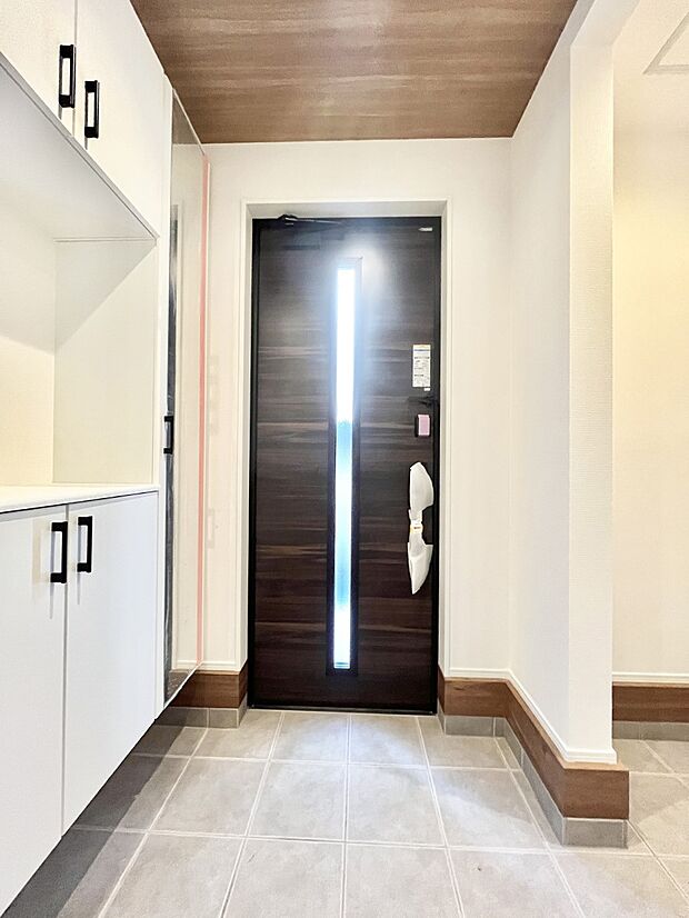 【玄関】飾り棚を利用して、お越しいただくお客様をおもてなしできます。